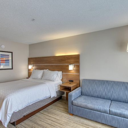 Holiday Inn Express Hotel & Suites Oshkosh - State Route 41 By Ihg Экстерьер фото