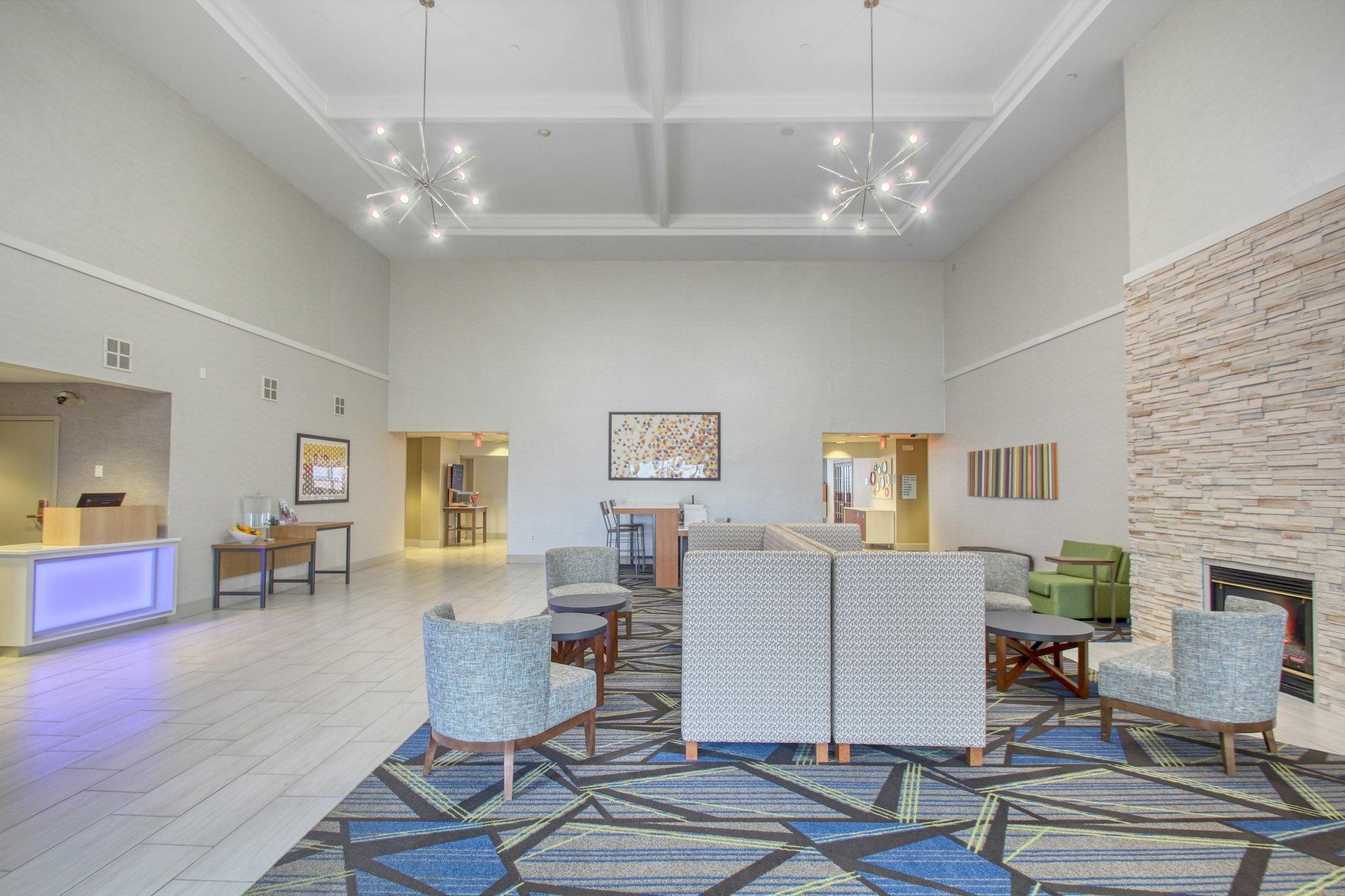 Holiday Inn Express Hotel & Suites Oshkosh - State Route 41 By Ihg Экстерьер фото