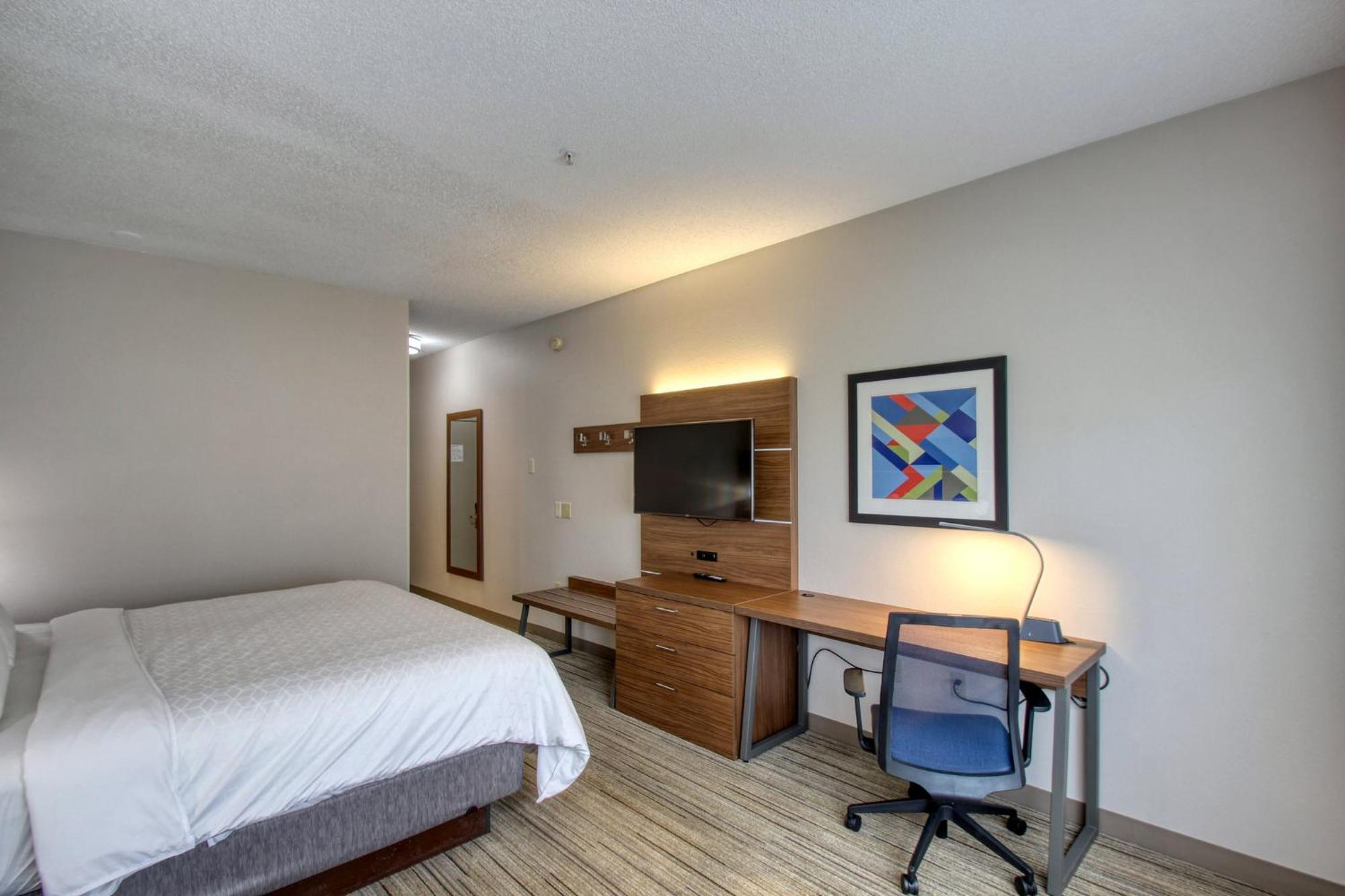 Holiday Inn Express Hotel & Suites Oshkosh - State Route 41 By Ihg Экстерьер фото