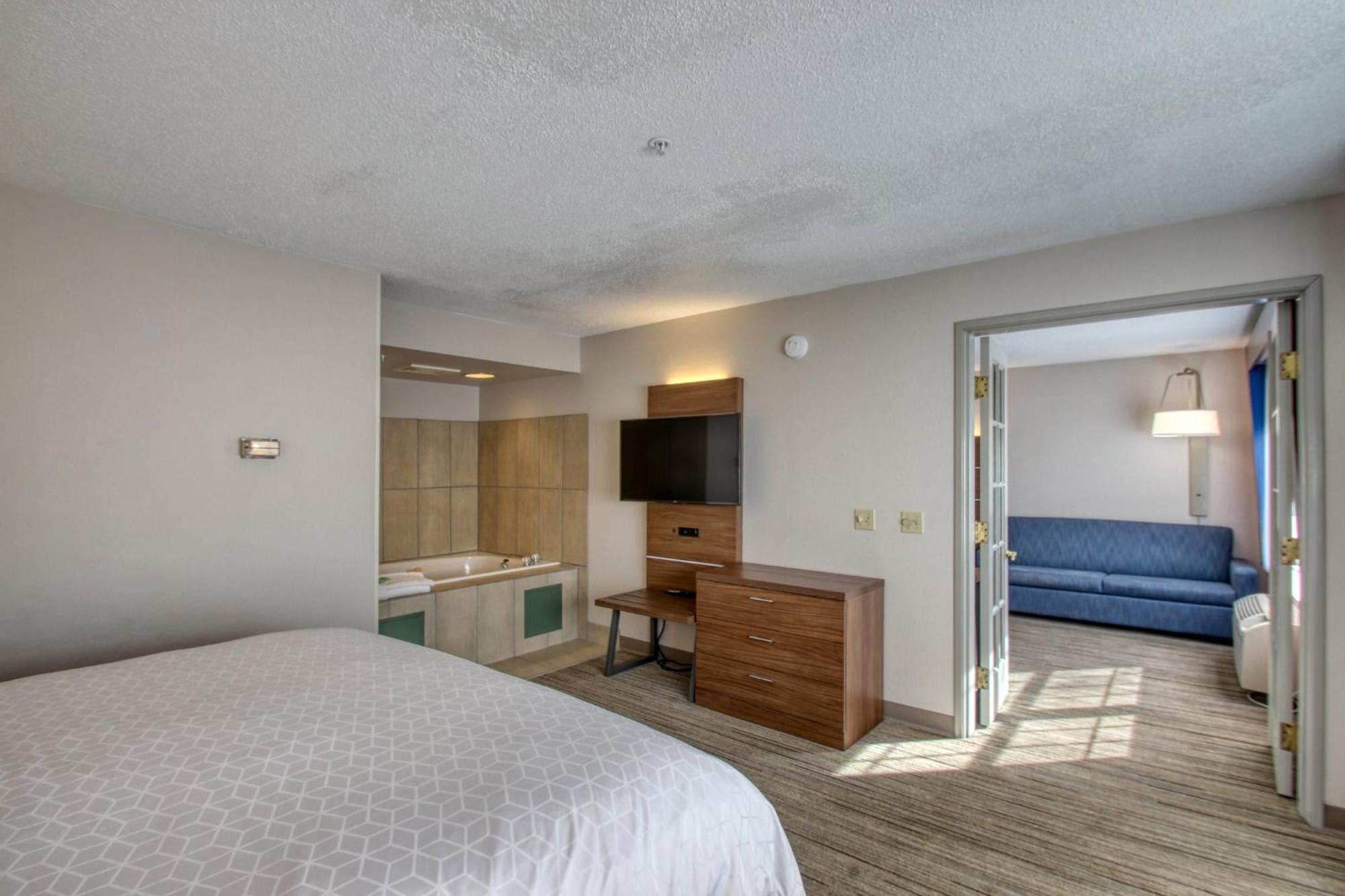 Holiday Inn Express Hotel & Suites Oshkosh - State Route 41 By Ihg Экстерьер фото
