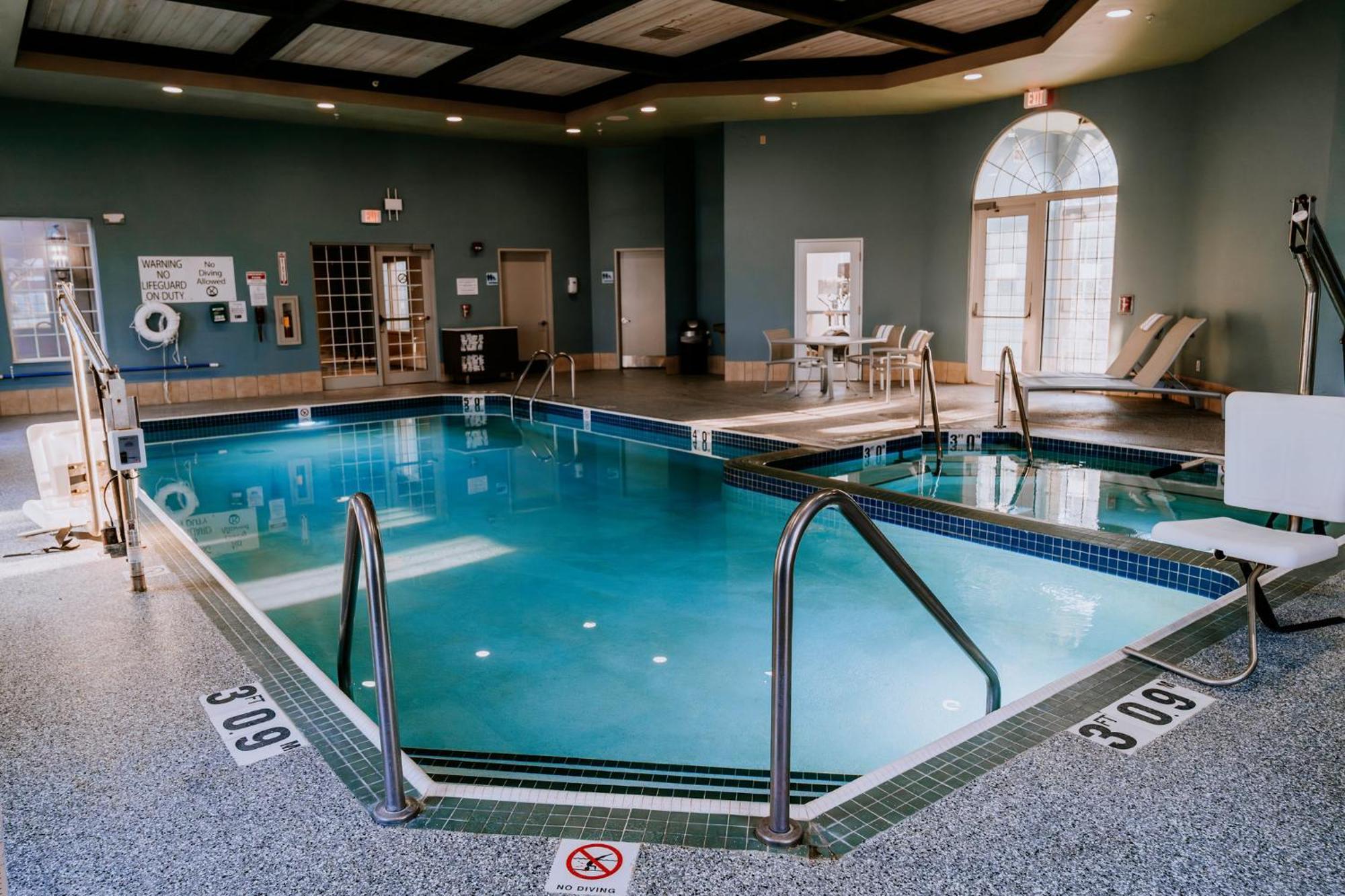 Holiday Inn Express Hotel & Suites Oshkosh - State Route 41 By Ihg Экстерьер фото