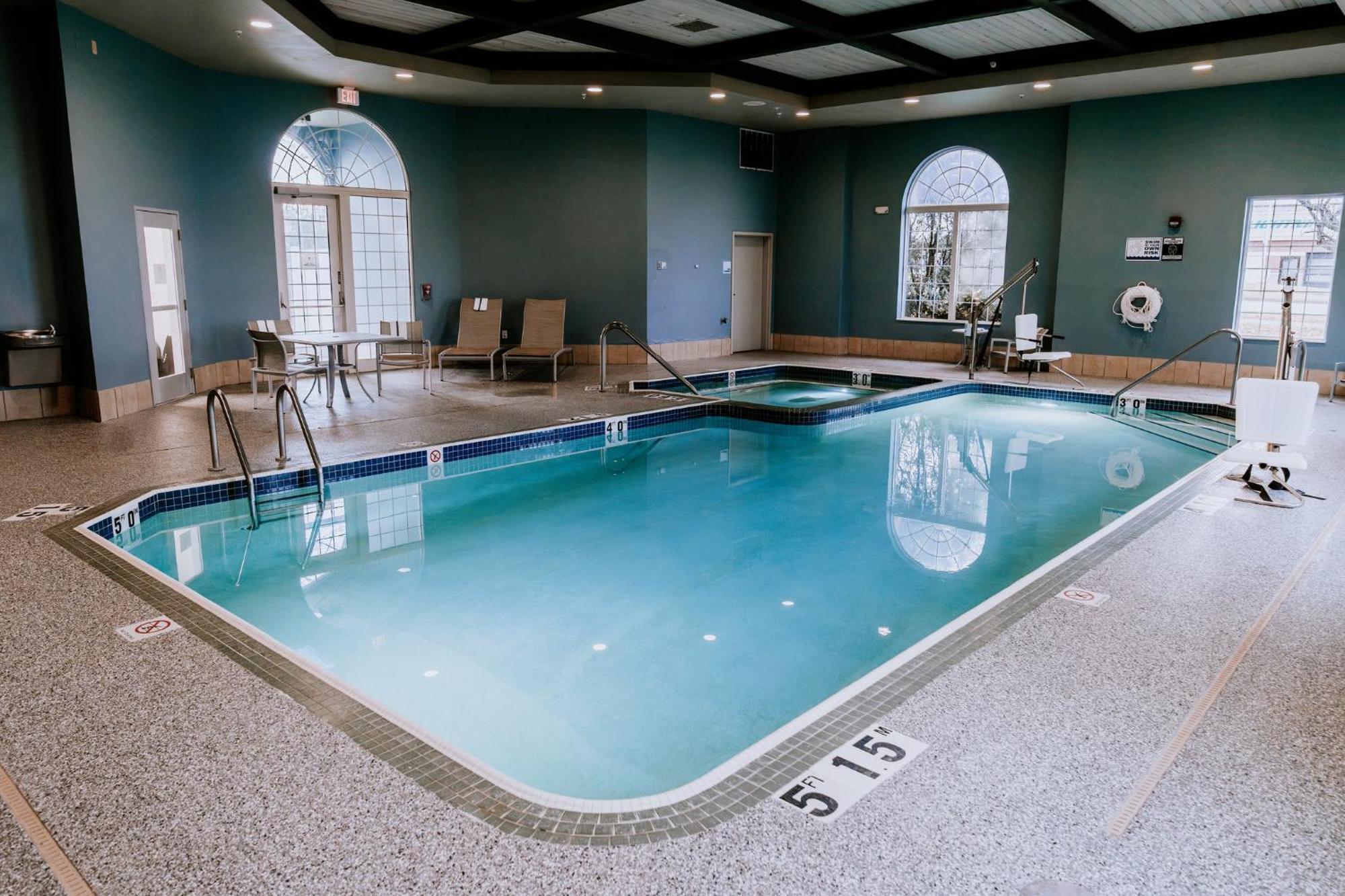 Holiday Inn Express Hotel & Suites Oshkosh - State Route 41 By Ihg Экстерьер фото
