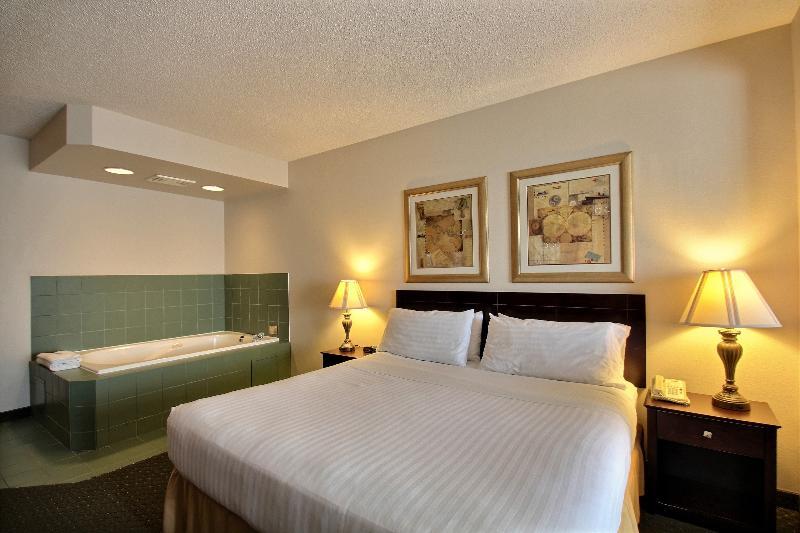 Holiday Inn Express Hotel & Suites Oshkosh - State Route 41 By Ihg Экстерьер фото