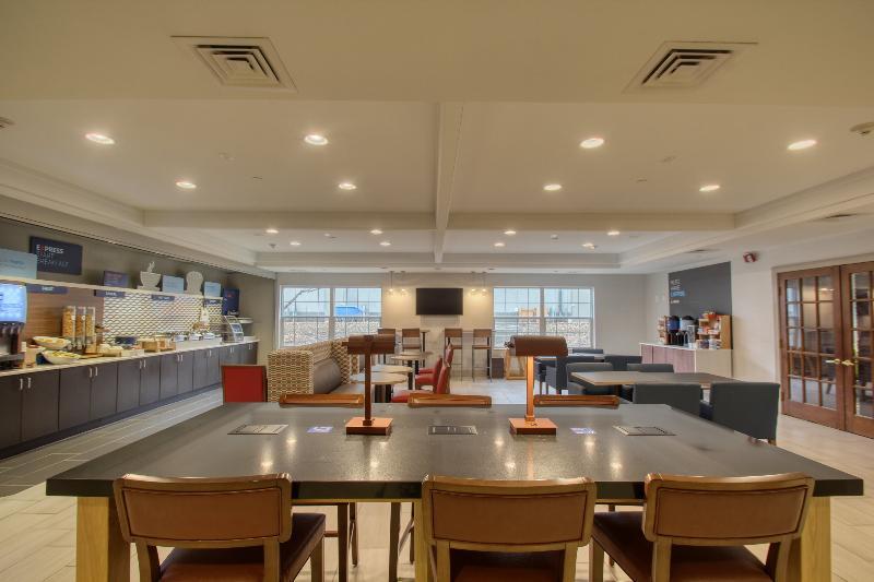 Holiday Inn Express Hotel & Suites Oshkosh - State Route 41 By Ihg Экстерьер фото