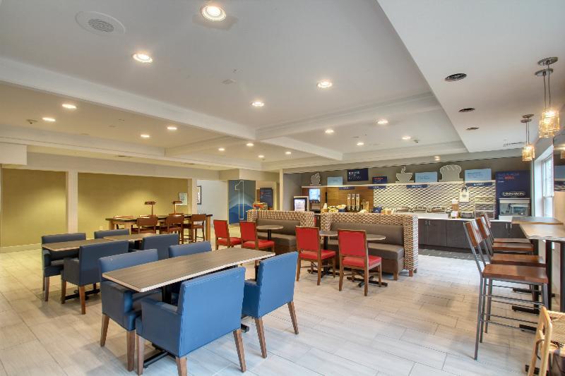 Holiday Inn Express Hotel & Suites Oshkosh - State Route 41 By Ihg Экстерьер фото