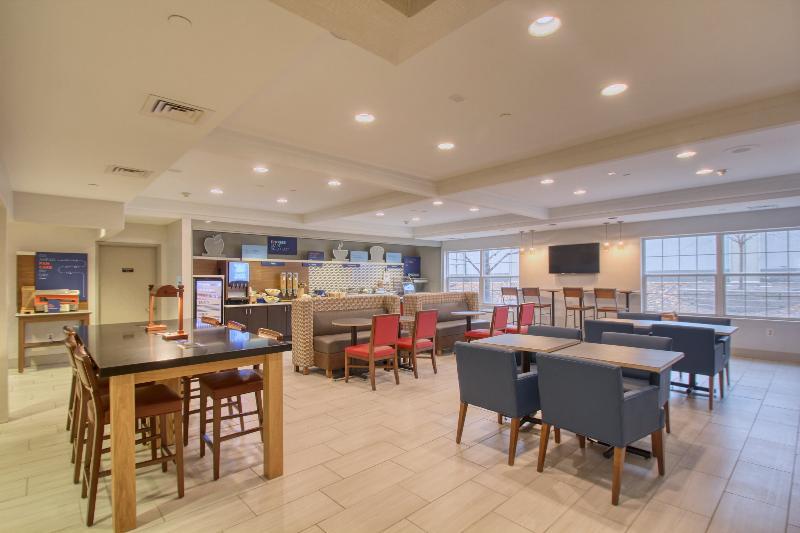Holiday Inn Express Hotel & Suites Oshkosh - State Route 41 By Ihg Экстерьер фото